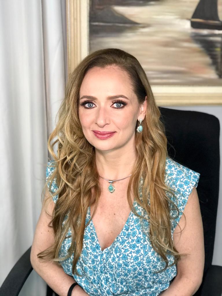 Profa. Esp. Vivianne Alarcão Veiga Benini, coordenadora da Pós-Graduação